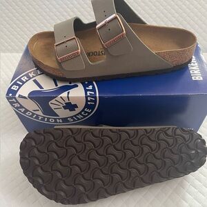 NIB Women’s Arizona Birkenstock Sandals. Size 8/39, stone.